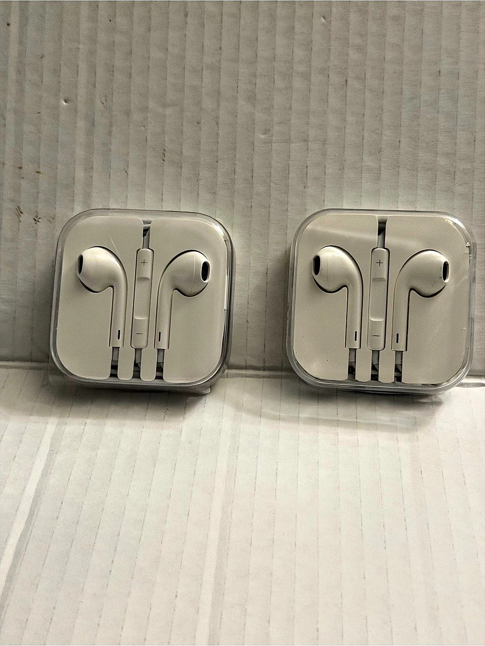 Apple Wired Ear Buds W/Case Lot Of 2  Iphone Ipad